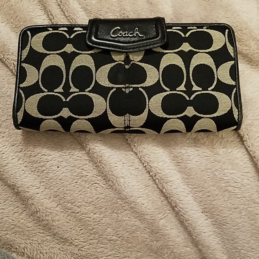 C0ACH /Ashley trifold wallet